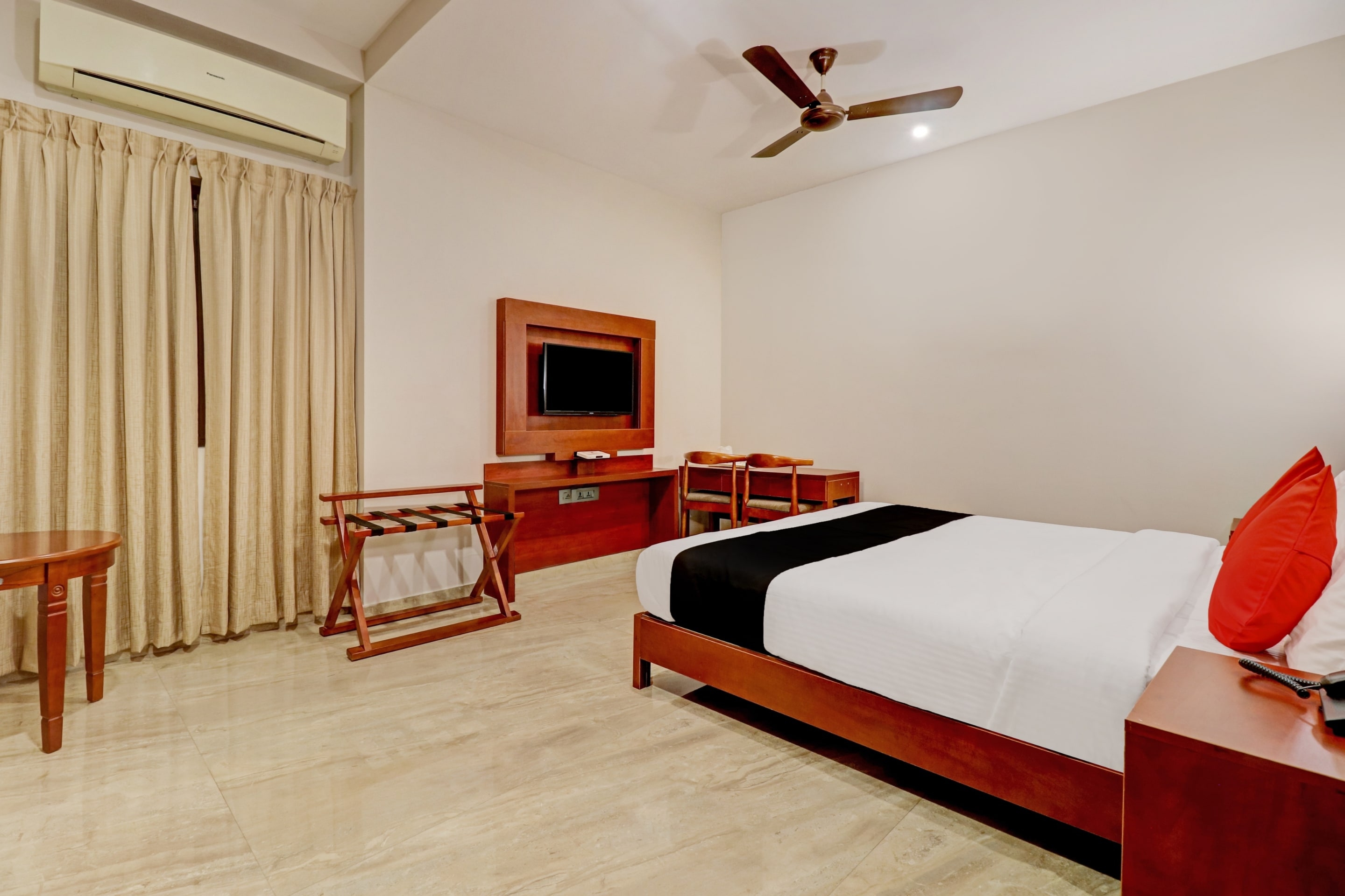 Super Townhouse Kizhakkambalam Tourist Home - Tap to explore photos