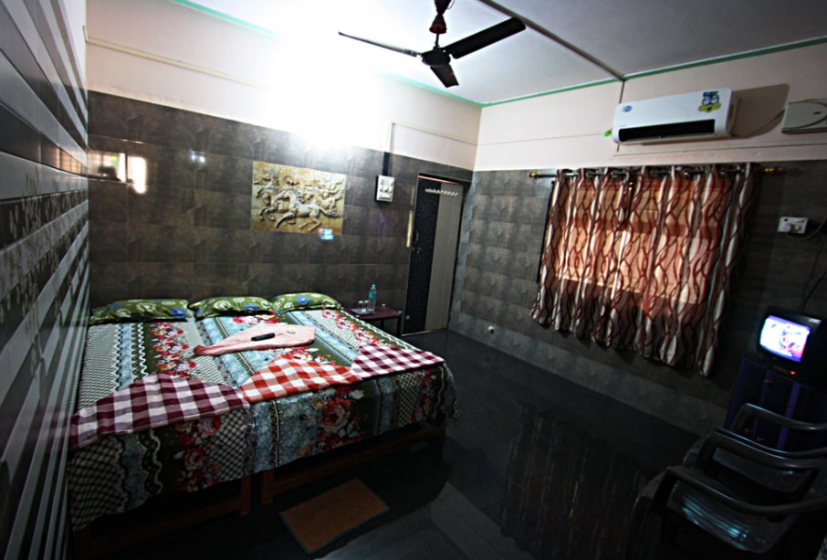Mulekar Residency Homestay | Rooms & Kitchen 4