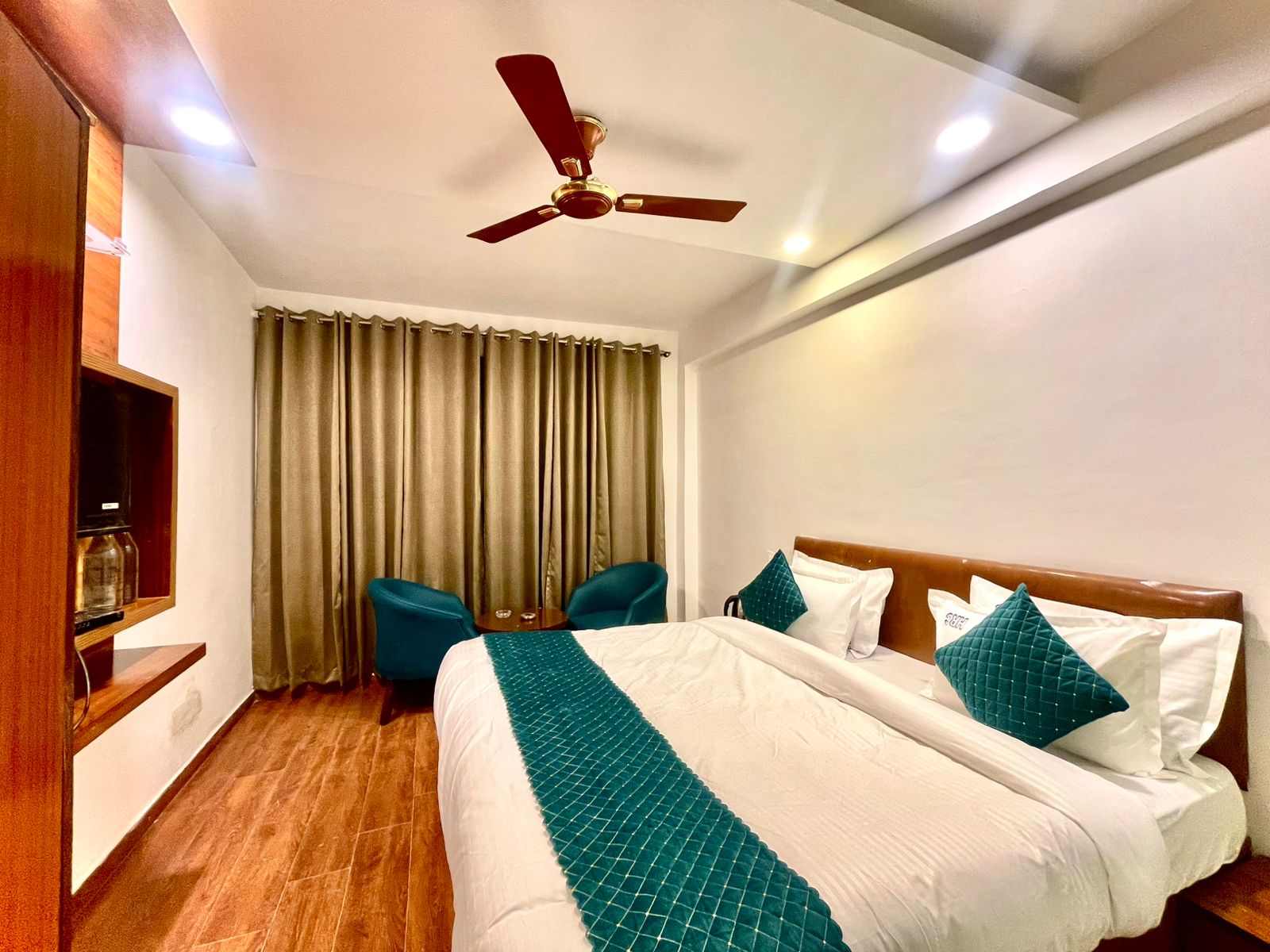 Hotel Roshie Mall Road Mussoorie Near Picture Palace - Tap to explore photos