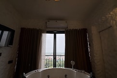Airnest Stays Casa Jacuzzi Luxury Room, Lucknow