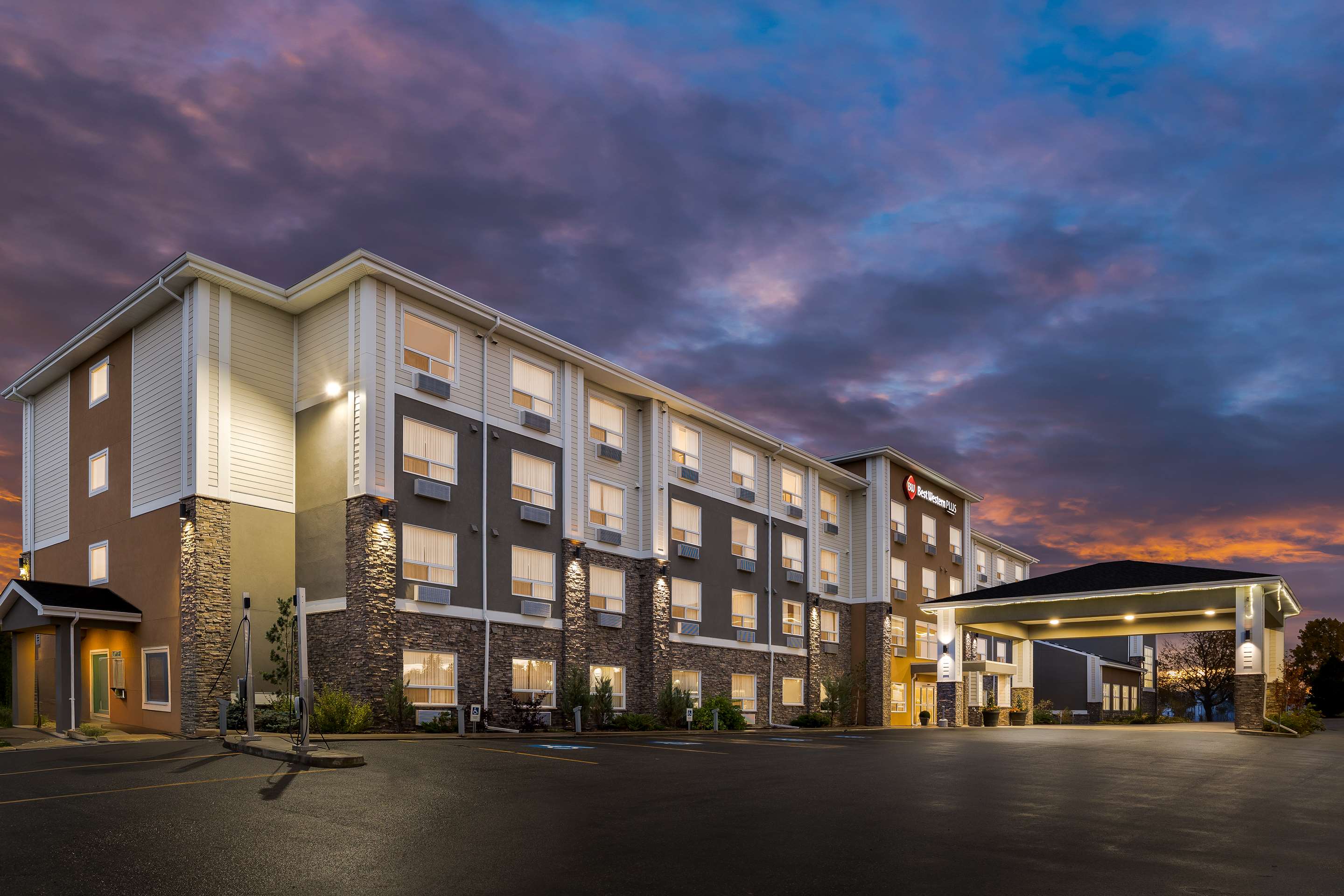 Best Western Plus Lacombe Inn & Suites - Tap to explore photos