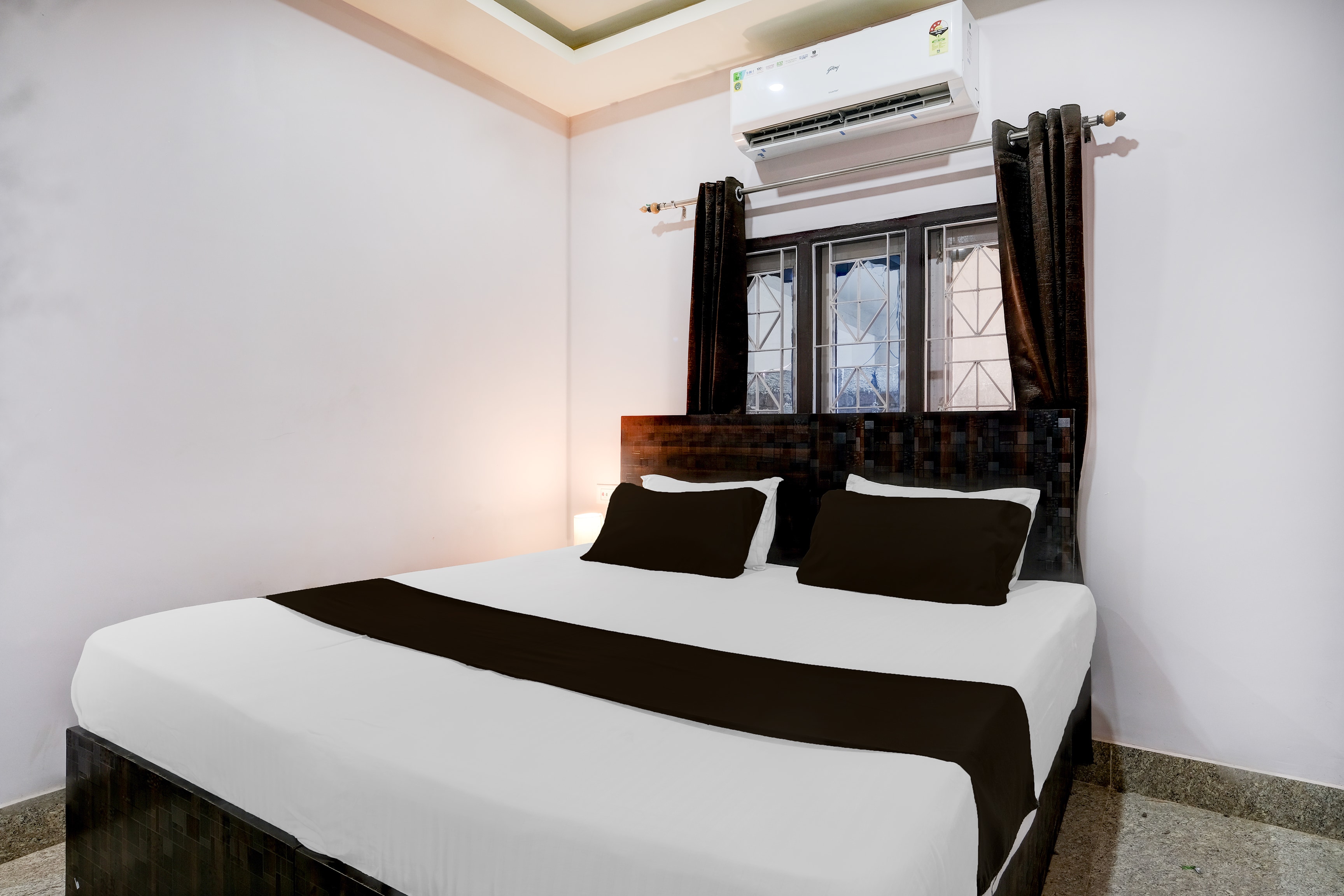 Super Collection O Guwahati Airport Formerly Hotel Aniruddha Grand - Tap to explore photos