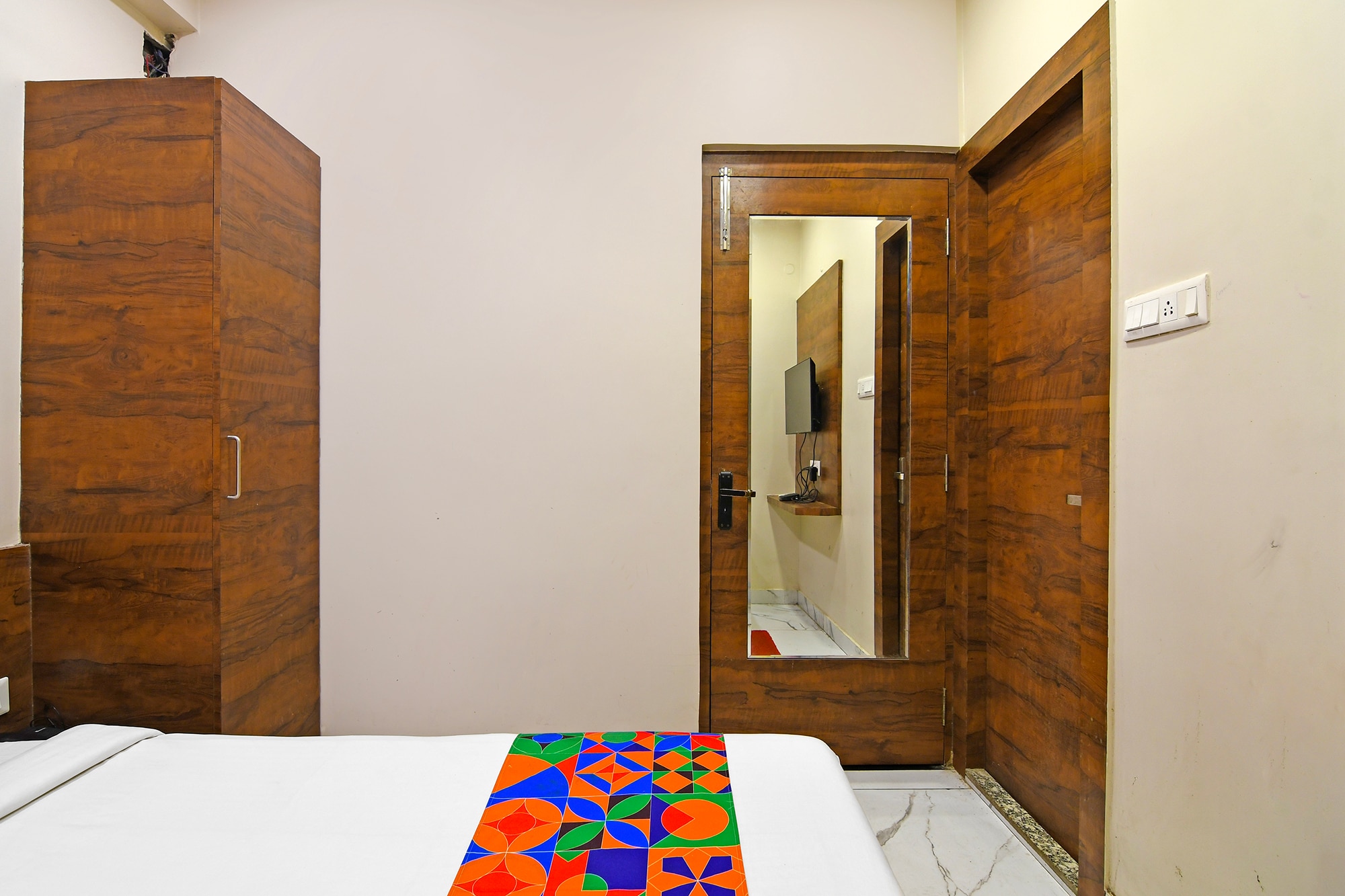FabHotel Dak Plaza - Nr. Axis Mall - Tap to explore photos