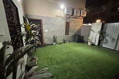 Trahes Elite Modern 2 Bedroom in East Patel Nagar, Delhi