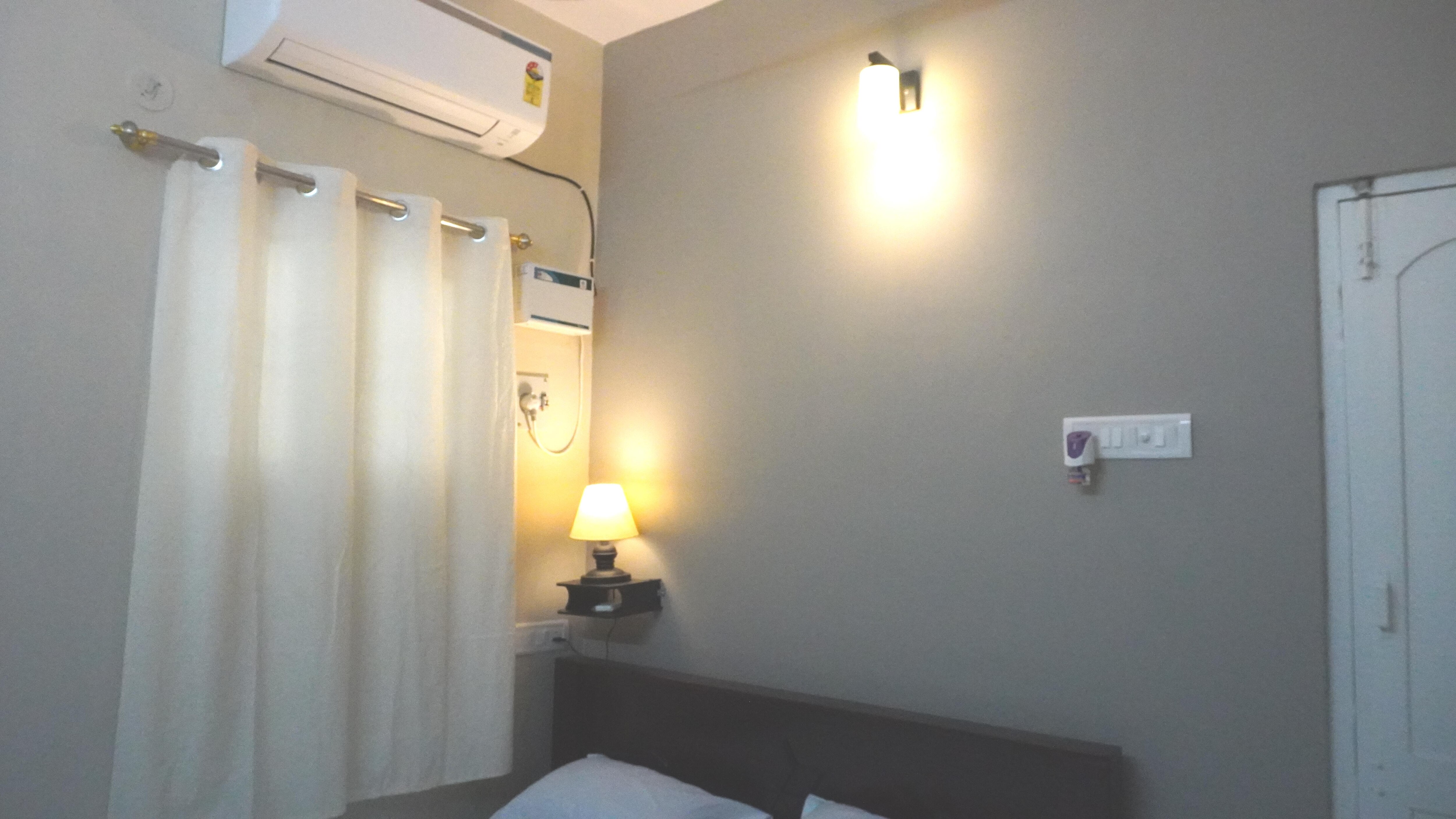 1BHK Cozy Homestay Near Airport - Tap to explore photos