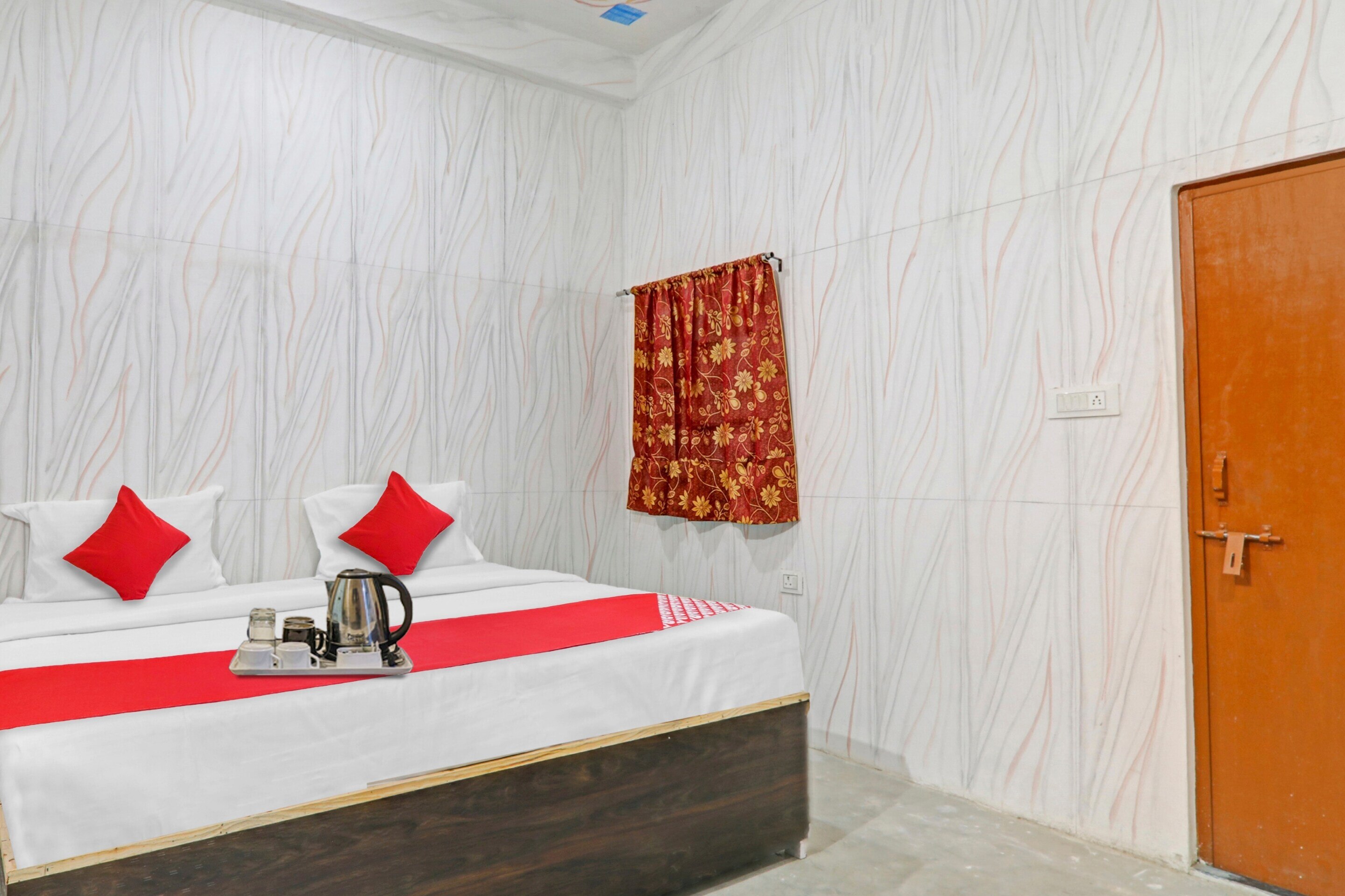 Hotel O Sana Guest House Near Chaudhary Charan Singh International Airport - Tap to explore photos