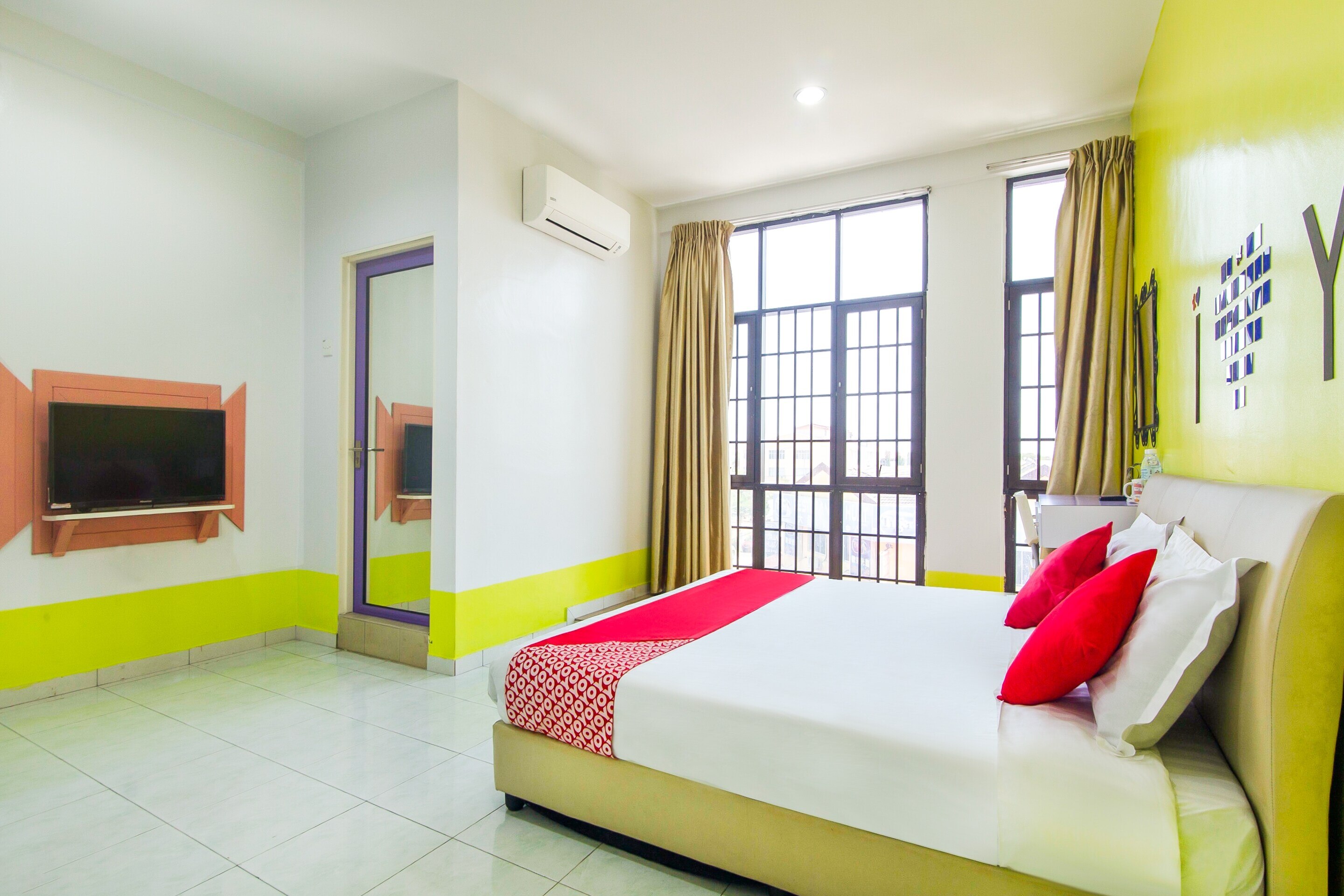 OYO 880 Hotel Purple Town - Tap to explore photos