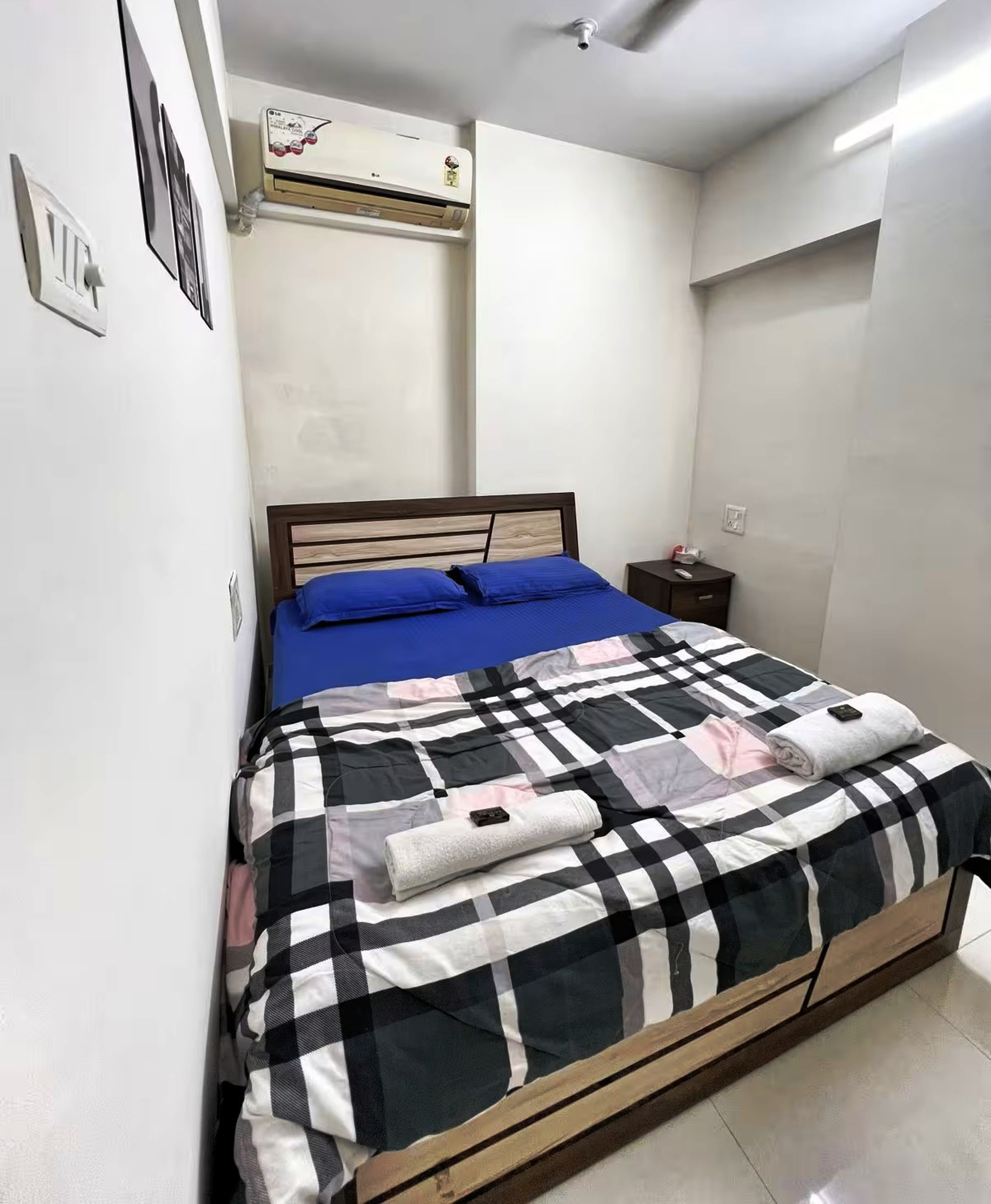 1BHK-Entire Home Near Kokilaben Dhirubhai Ambani Hospital Andheri W - Tap to explore photos