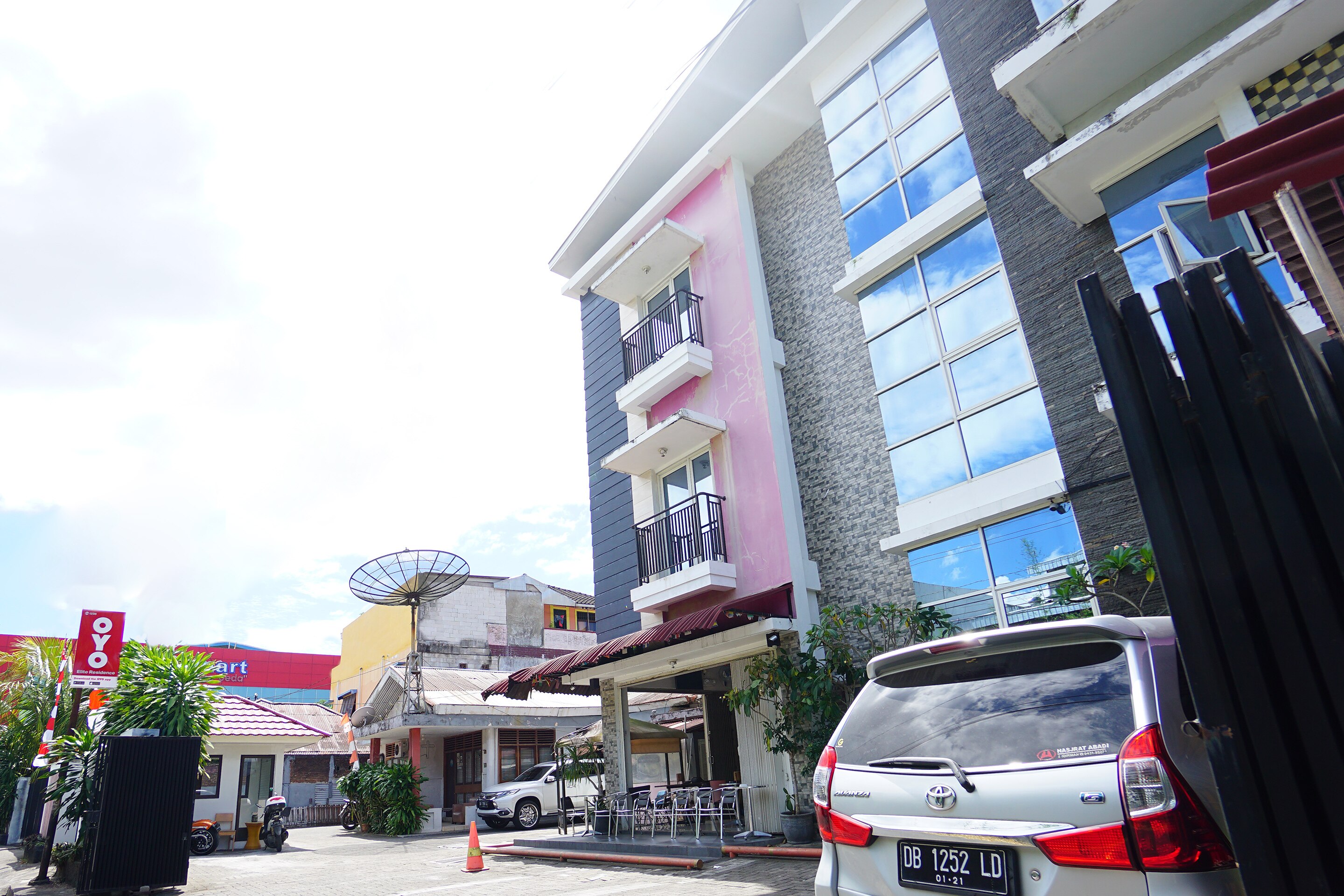 OYO 1236 Elite Residence Indonesia - Tap to explore photos
