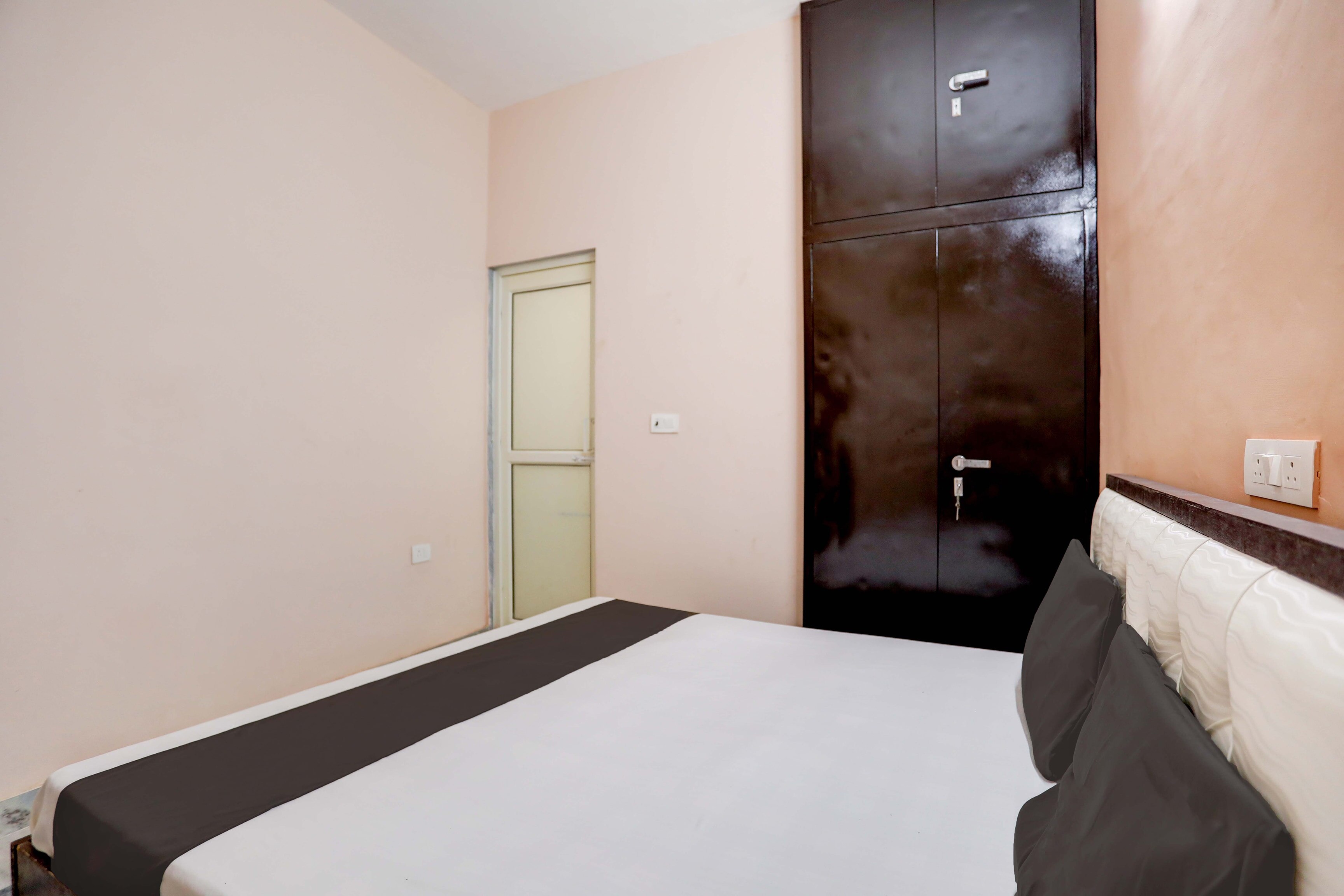 Hotel O Tilak hotel 24 Sector 27 Near by Vinayak Hospital Gali no-6 - Tap to explore photos