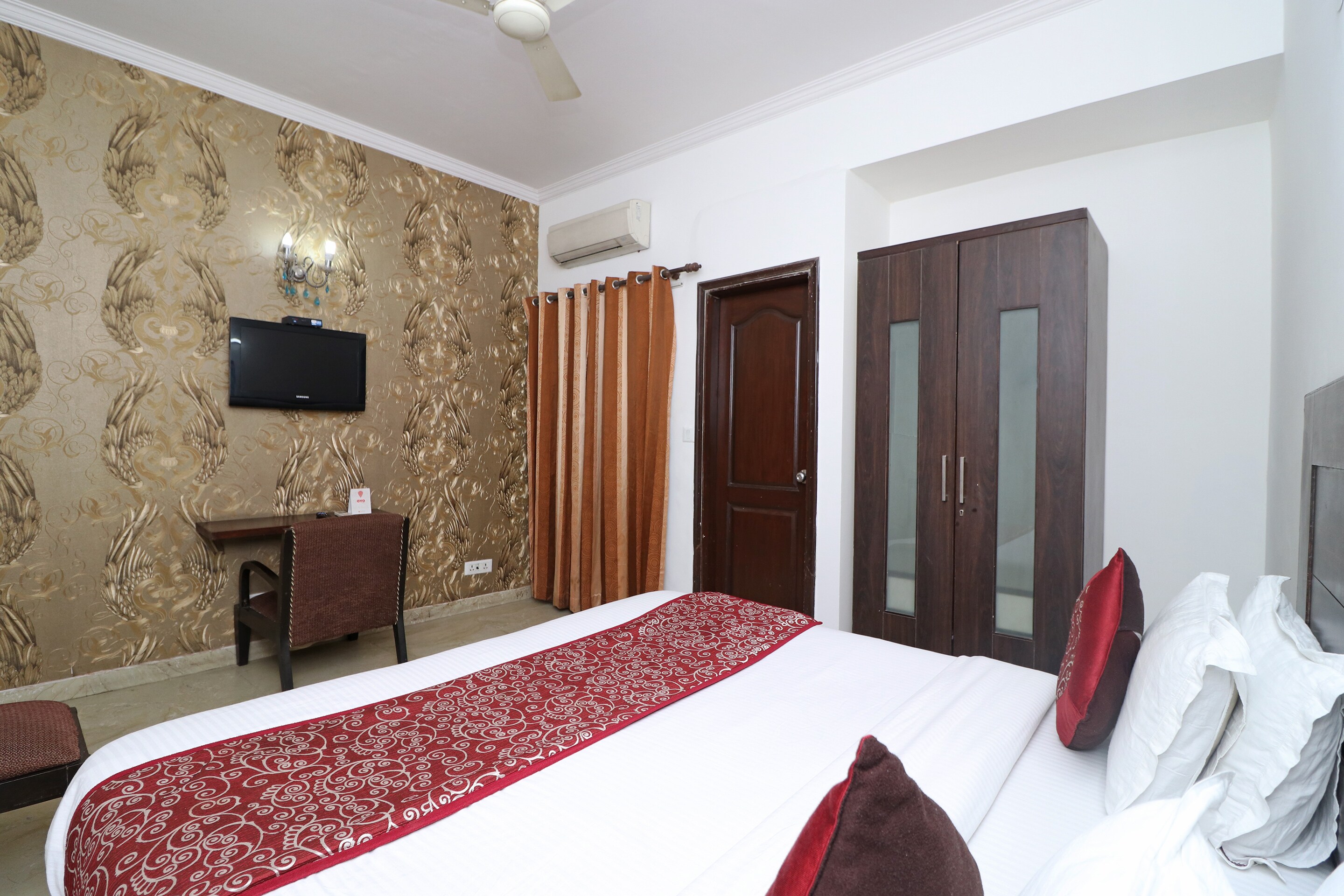 Hotel Jashn Inn near Apollo Hospital, Delhi - Tap to explore photos