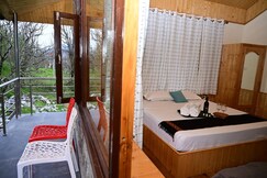 2BR Mountain Home Spacious Living Room Manali, Manali