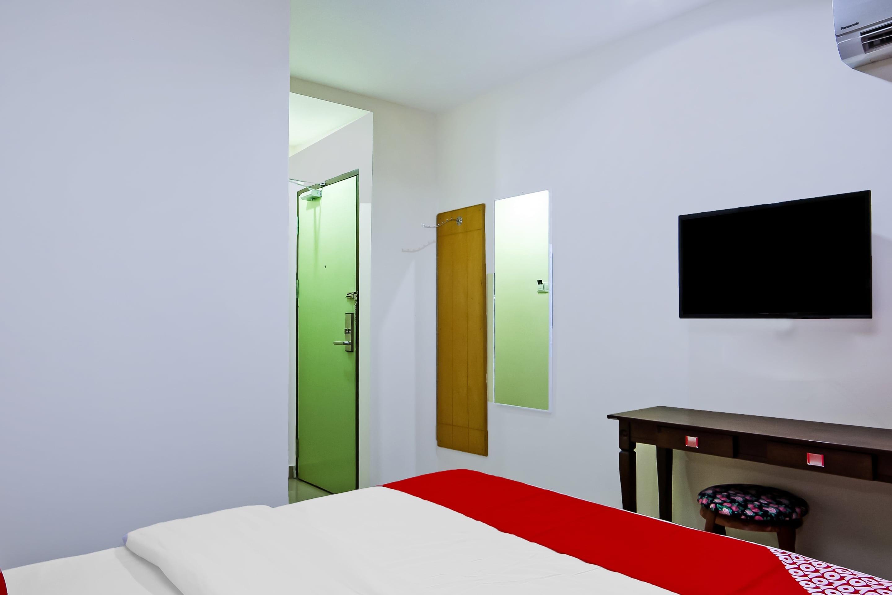 OYO 44054 Holiday Mansion Inn - Tap to explore photos