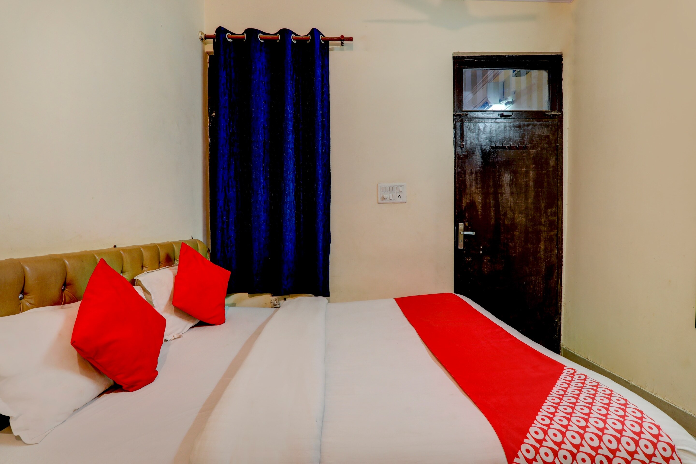 Hotel O Moon Palace Near Sahara Ganj Mall - Tap to explore photos