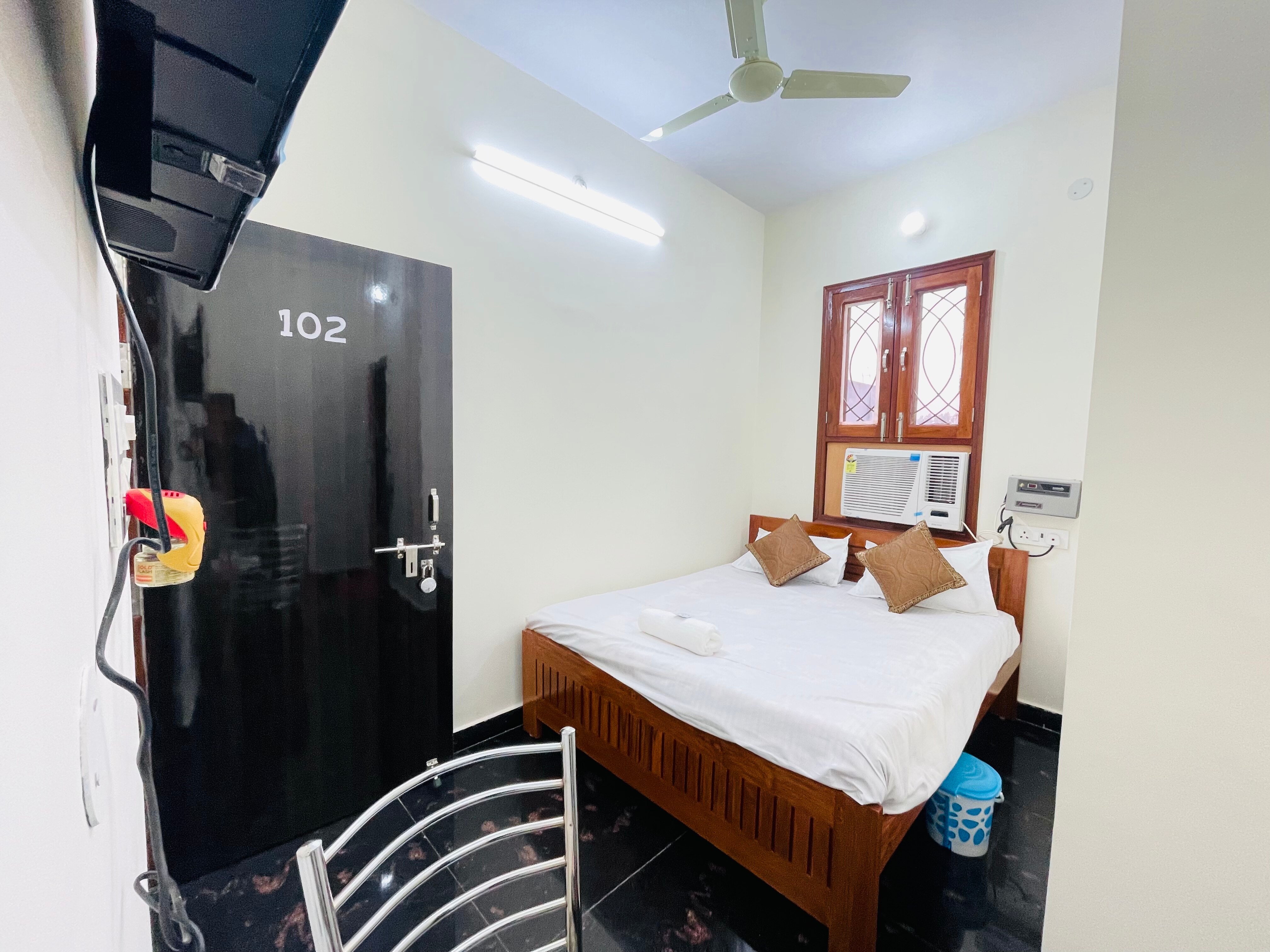 Hotel Krishan villa - Tap to explore photos