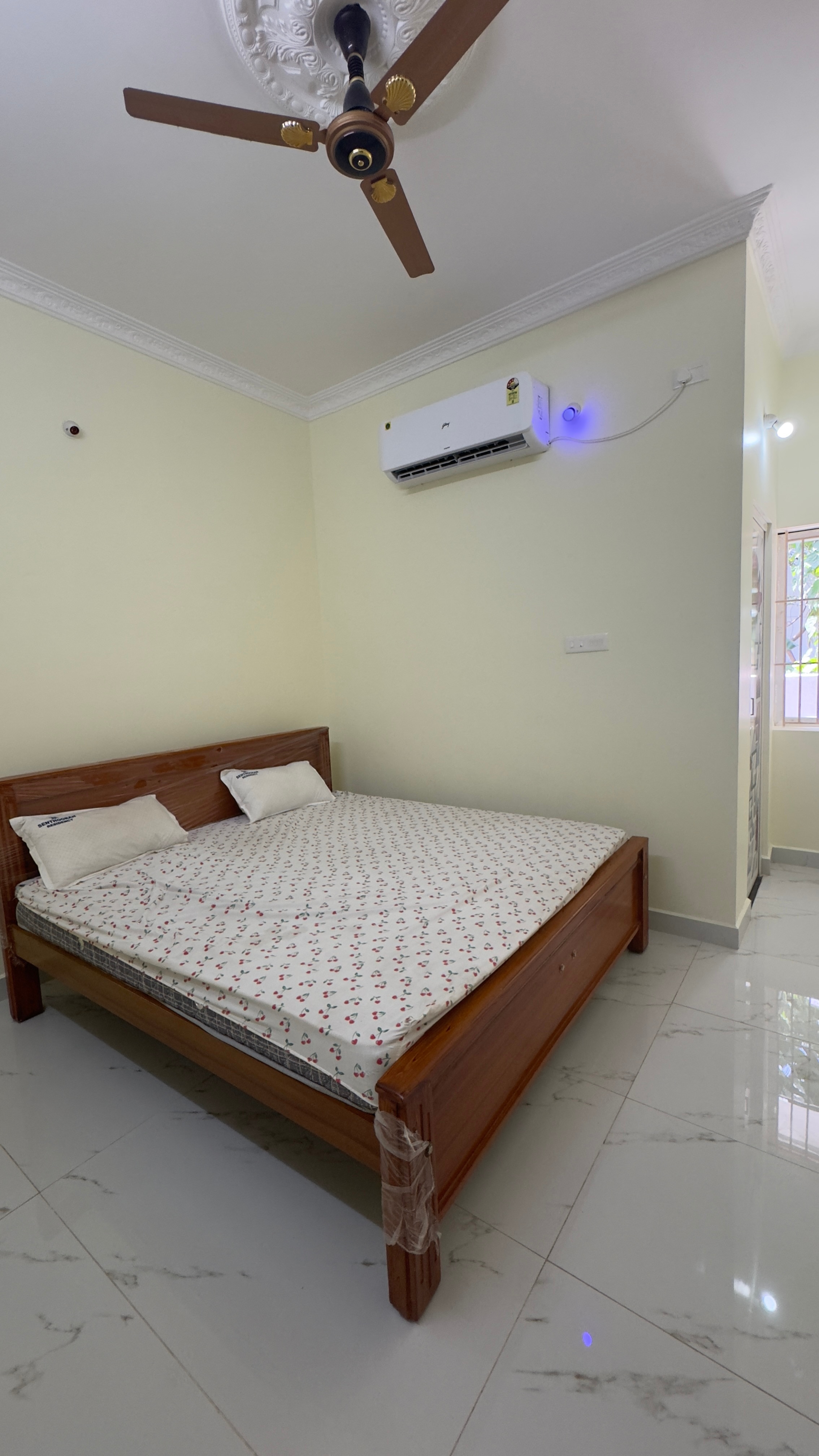 Hotel Senthooran Residency - Tap to explore photos