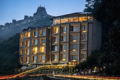 The Cedar Grand Hotel & Spa ( 10 Mins to Mall Road), Namhol