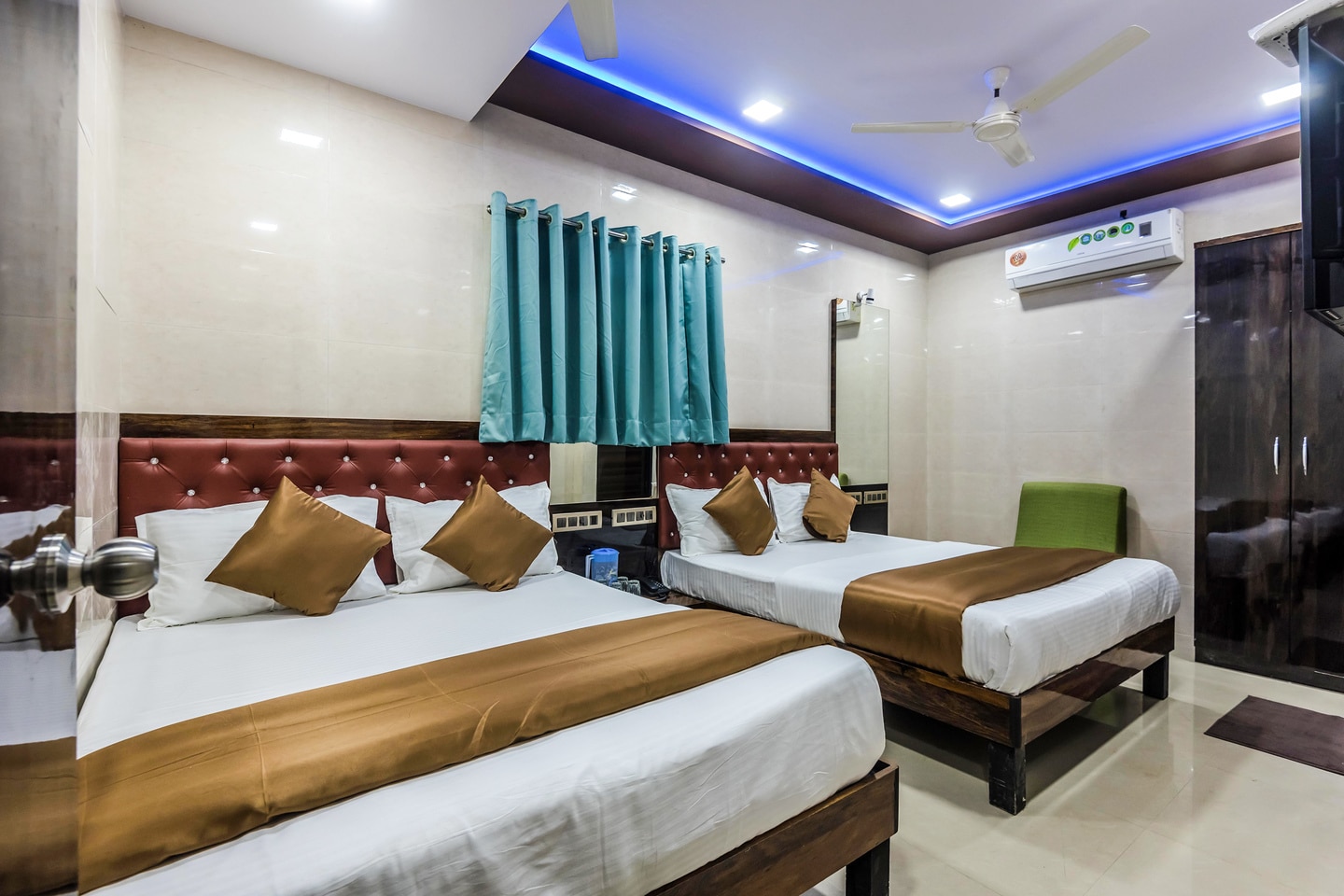Hotel Plaza-Near Byculla Railway Station - Tap to explore photos