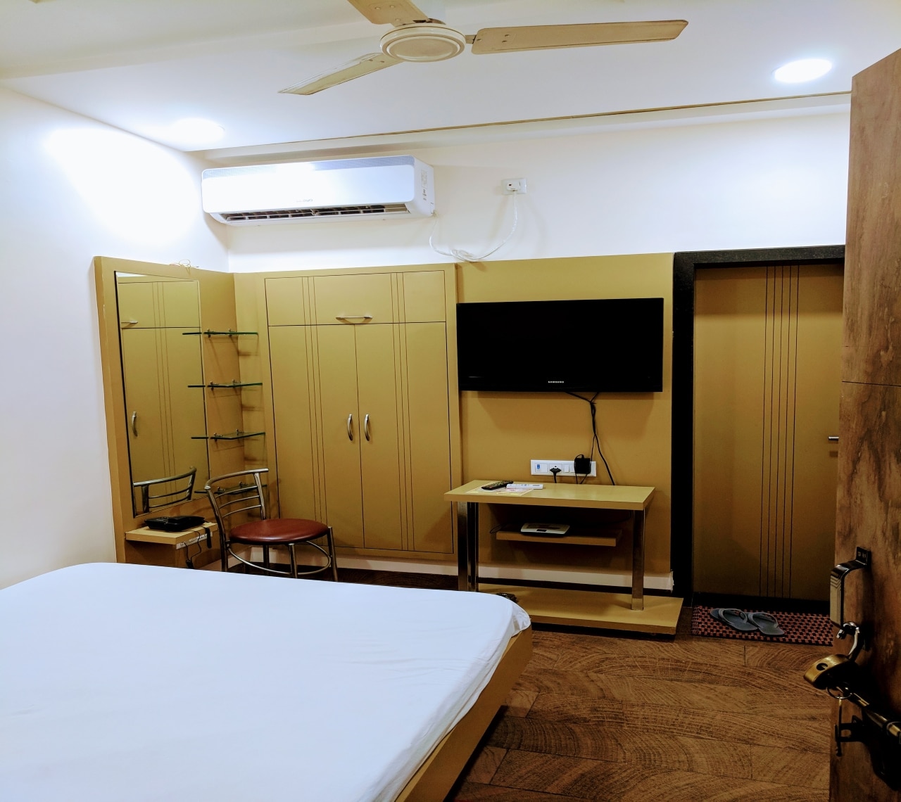 Hotel Shivneri - Tap to explore photos