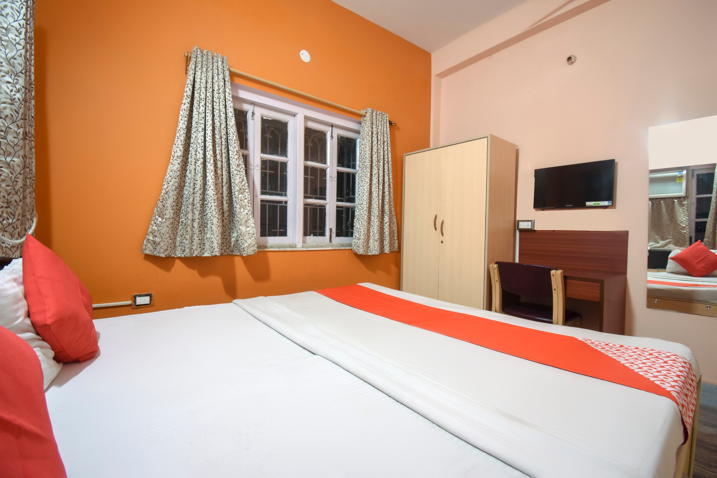 Super Hotel O RS Guest House - Tap to explore photos
