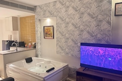 Studio with private jacuzzi, Gurgaon