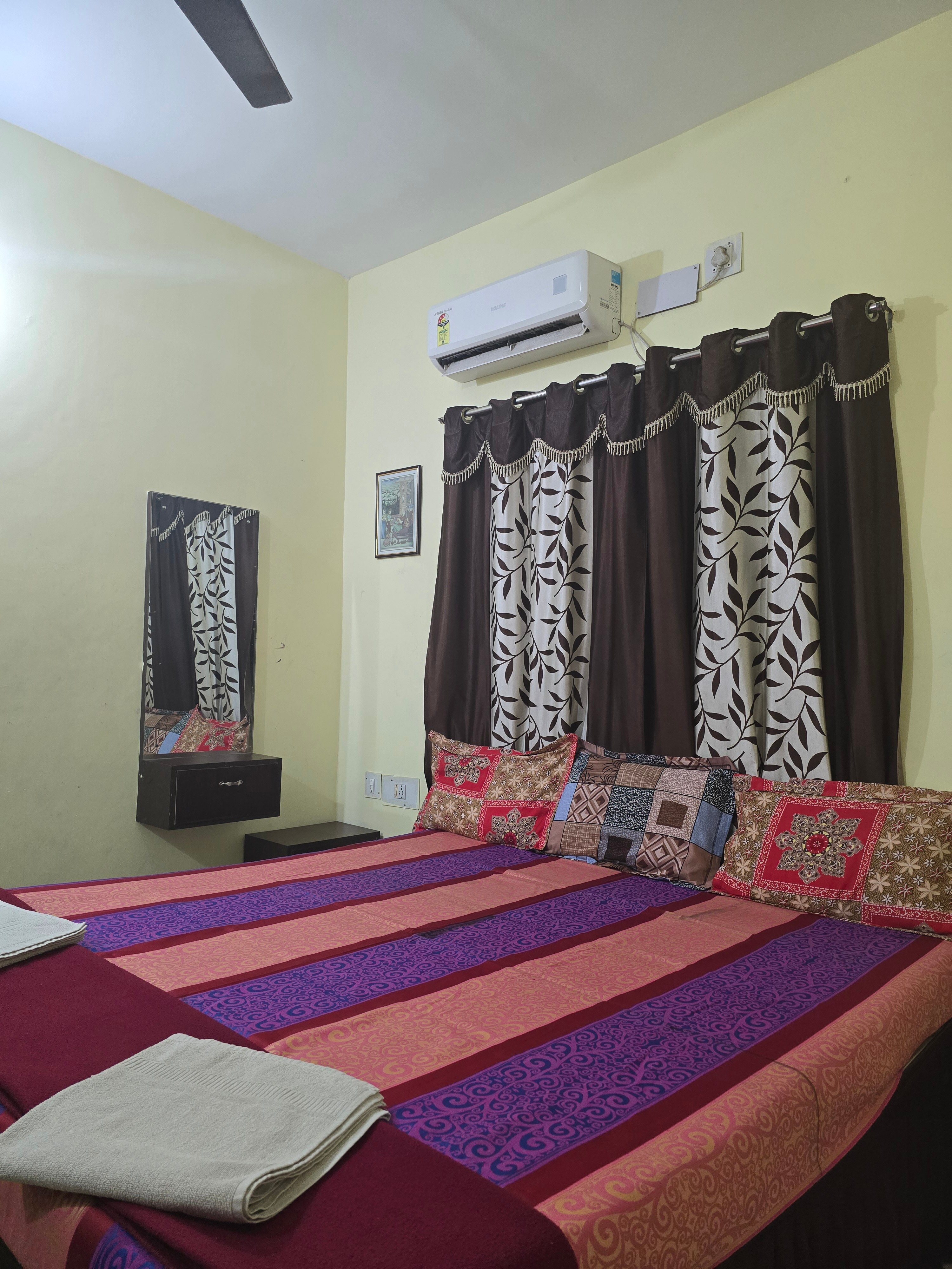 New Sriyansh Lodge - Tap to explore photos