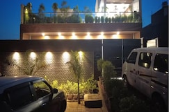 Siri Stays - The Ultimate Party Villa, Greater Noida