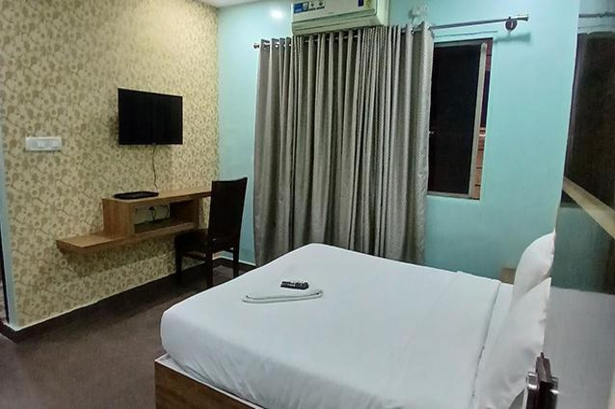 FabHotel Emara Inn - Tap to explore photos