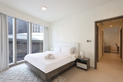 ELIVAAS Curated Modern 2BR with Partial Burj Khalifa View, دبى