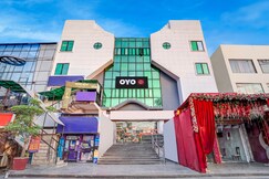 Hotel O Shakuntala Palace, Loni