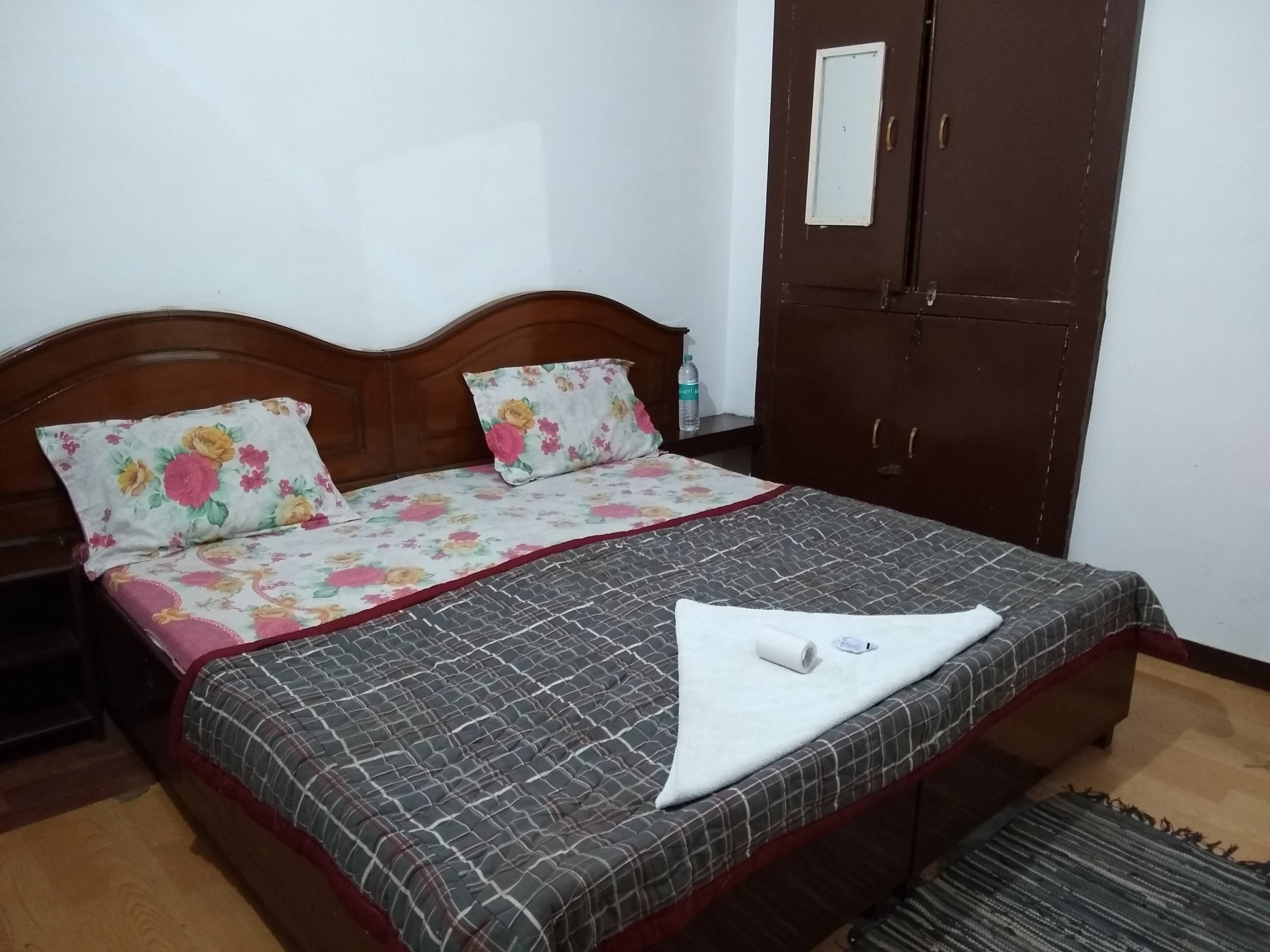 Agra Paying Guest House - Tap to explore photos
