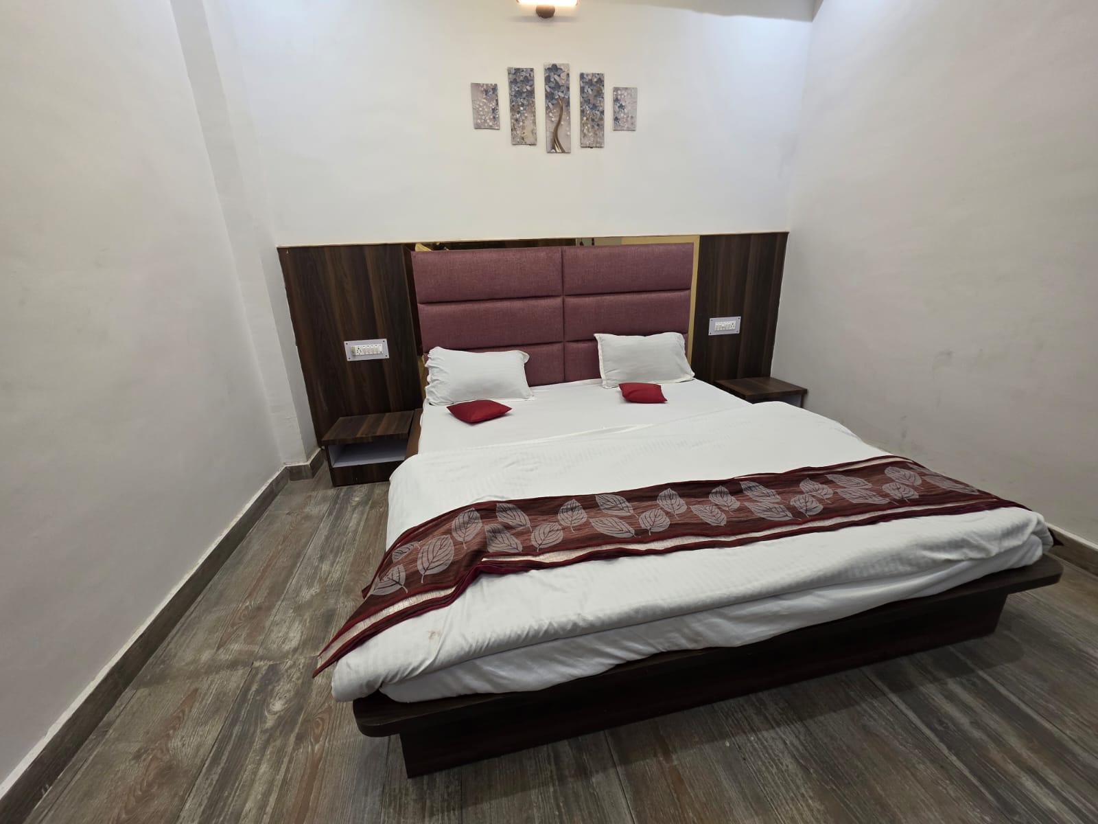 Hotel Kanha - Tap to explore photos