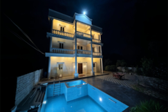 Berlin Villa 6BR Farm Private Pool by Homeyhuts, Chevella