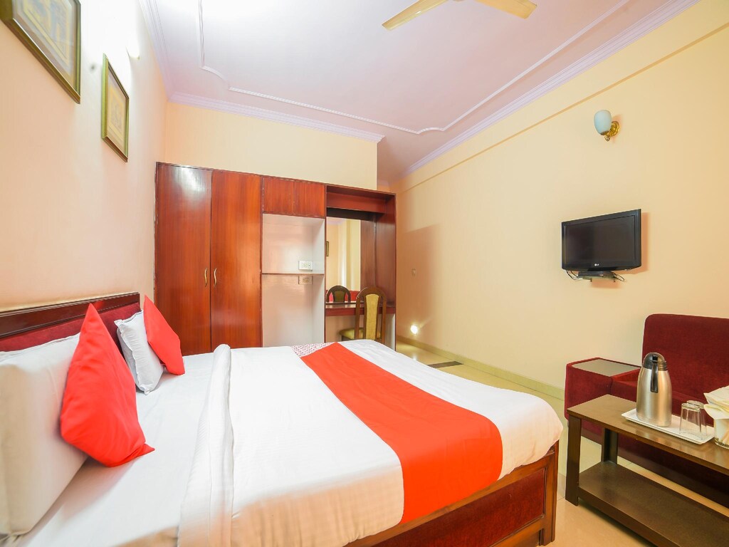 Hotel Mayur Deluxe - Tap to explore photos