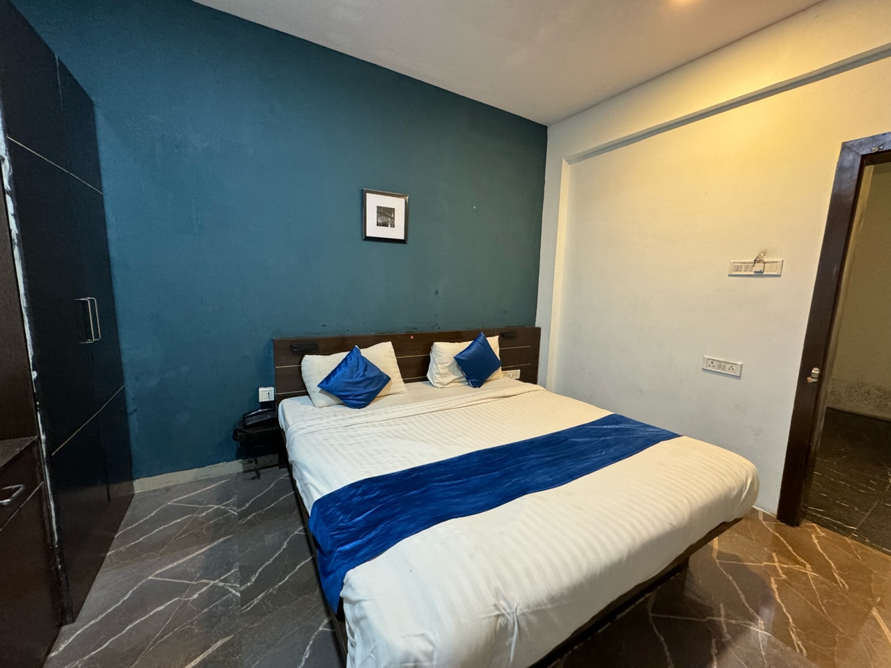 Hotel S7 Executive - Tap to explore photos