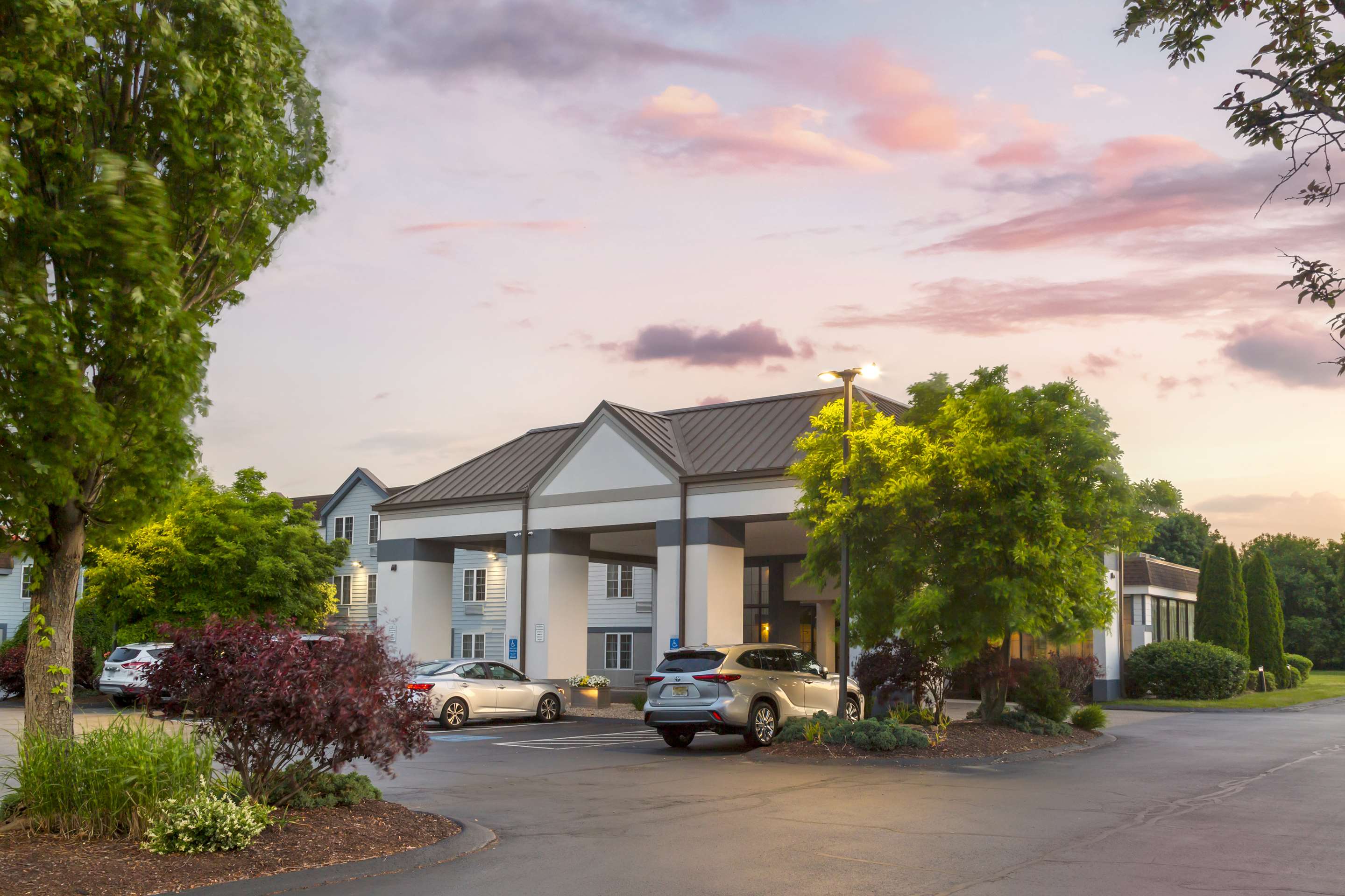 Best Western Hartford Hotel & Suites - Tap to explore photos