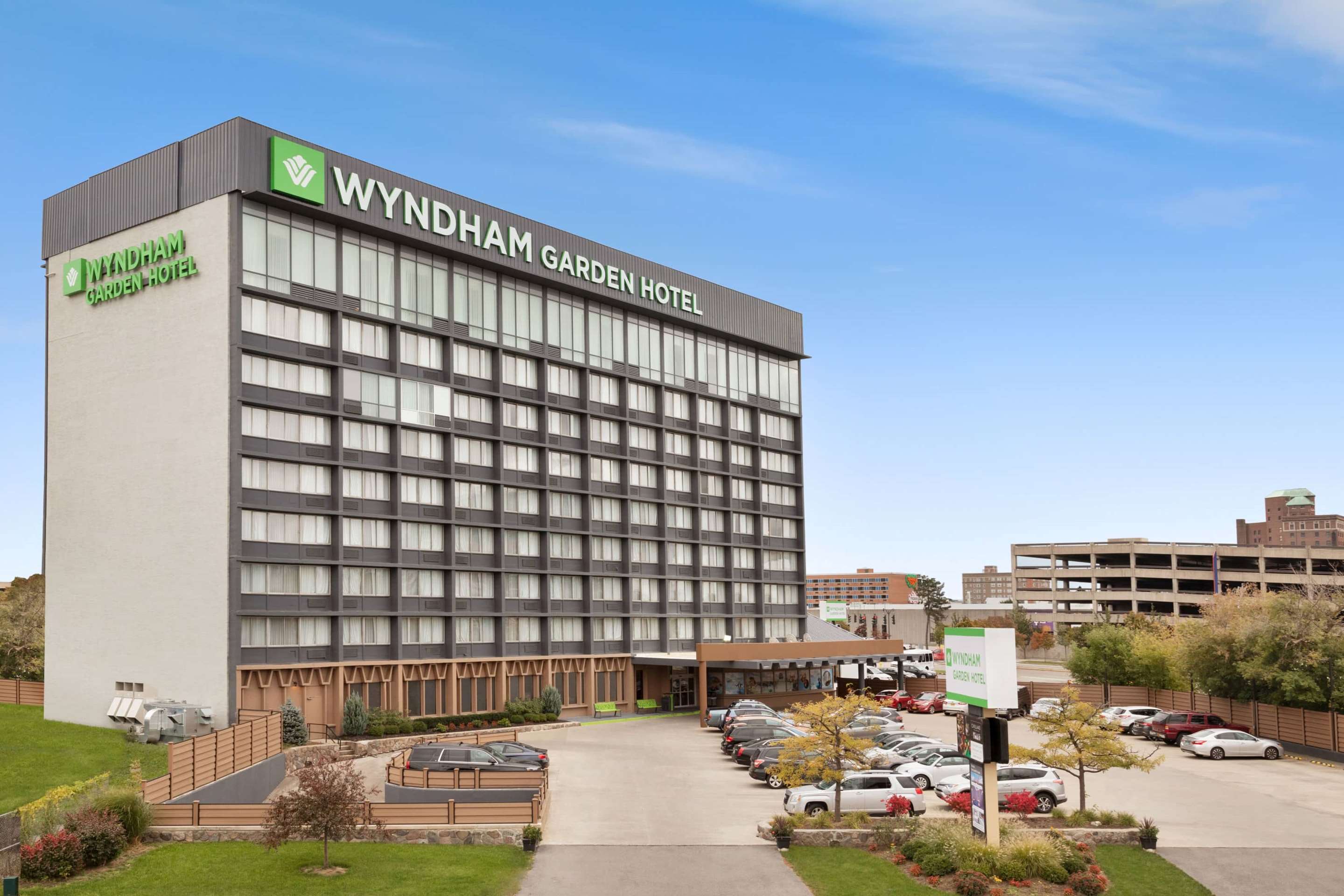 Wyndham Garden at Niagara Falls - Tap to explore photos