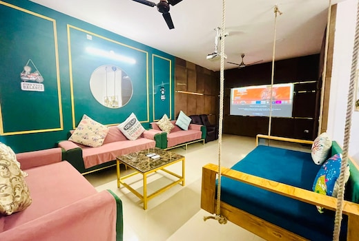 Instay 528 l 3BHK l 2BHK with Pvt. theatre screen