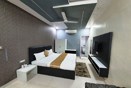 Hotel Mandakini Lush