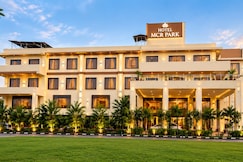 Hotel MCR Park, Sehore