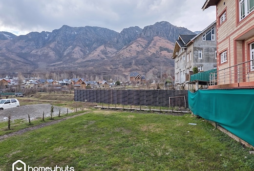 Kashmir's Love & Peace Shared Homestay|1BR King |ByHomeyhuts