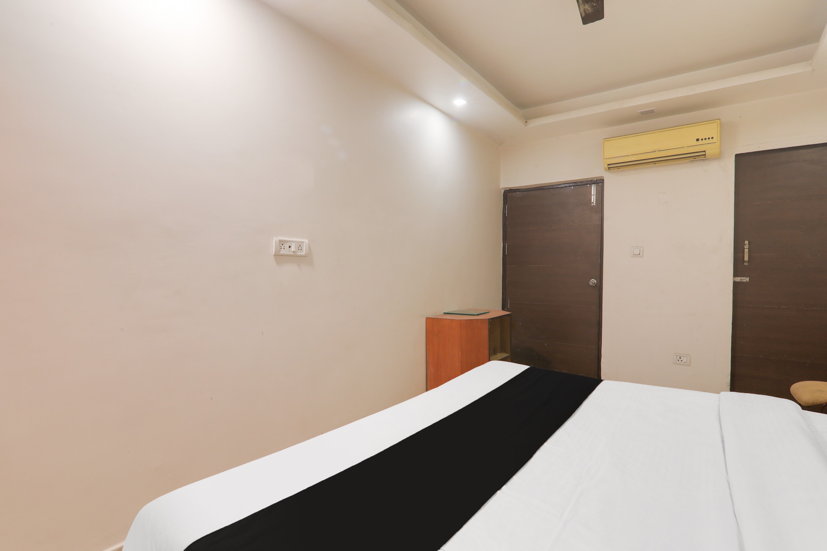 Super Hotel O TJ INTERNATIONAL - Tap to explore photos