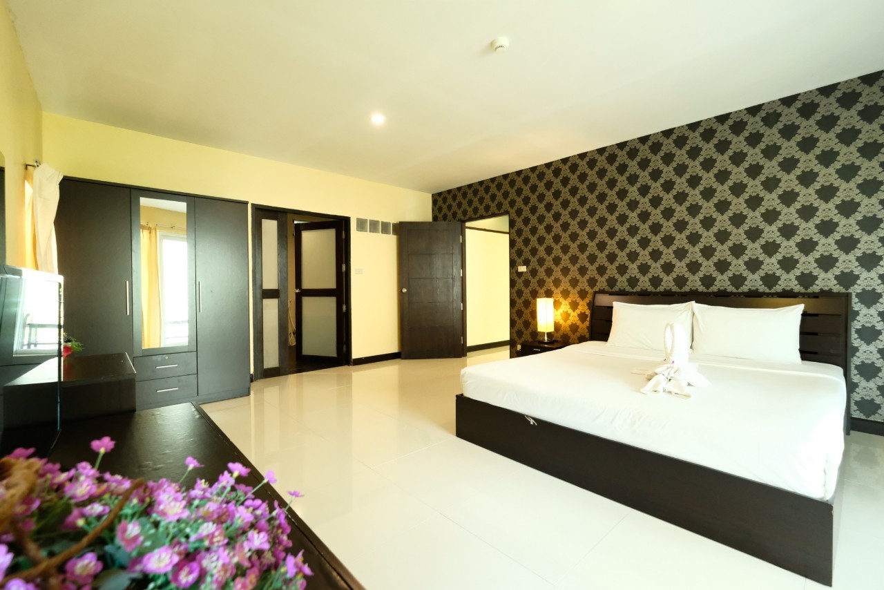 Jomtien Plaza Residence - Tap to explore photos