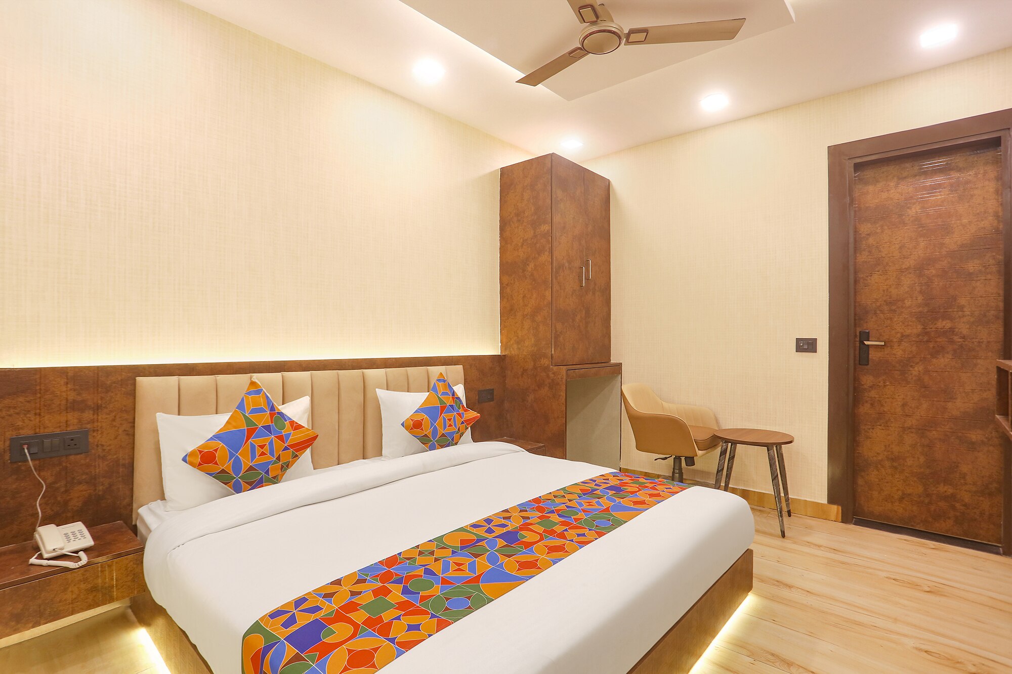 FabExpress Sugar Inn Near Rajouri Garden - Tap to explore photos