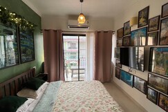 Monet's Art Studio 1KM from Beach Pool, Goa