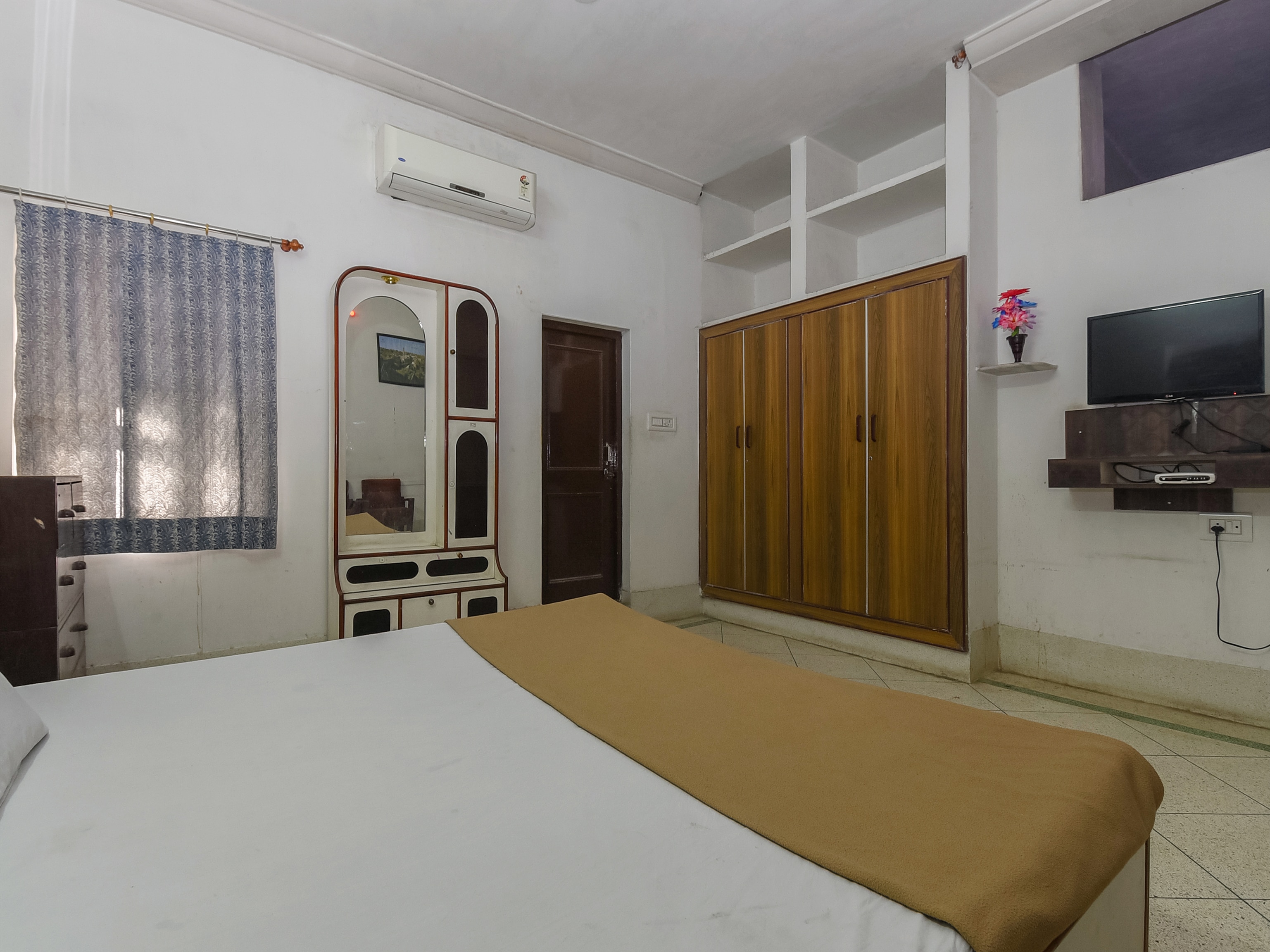 Hari Villas Guest House (PURE VEGETARIAN FAMILY HOTEL) - Tap to explore photos