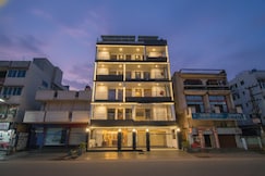 Hotel Sky Suites Karkardooma, Delhi