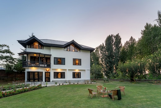 LohonoStays Villa The White House at Zaznar-4 bedroom