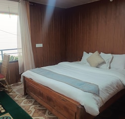 Double Room with Mountain View and Private Balcony