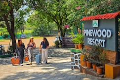 Pinewood Resort, Ghod